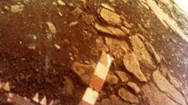 En 1982 una sonda soviética aterrizó en Venus y envió imágenes de la superficie del planeta. Debido a las difíciles condiciones, la sonda se destruyó al cabo de una hora. 