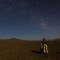 Mención honrosa 5: "Mostrando el hogar".  Autor: Rodrigo Escuti.  "Junto a mi nieto, gran compañero y aprendiz en las noches de observación. Esa noche buscábamos observar el cometa Lovejoy. Se aprecia la Vía Láctea, el Saco de Carbón y la Cruz del Sur". Foto tomada en diciembre 2014; región de Atacama.