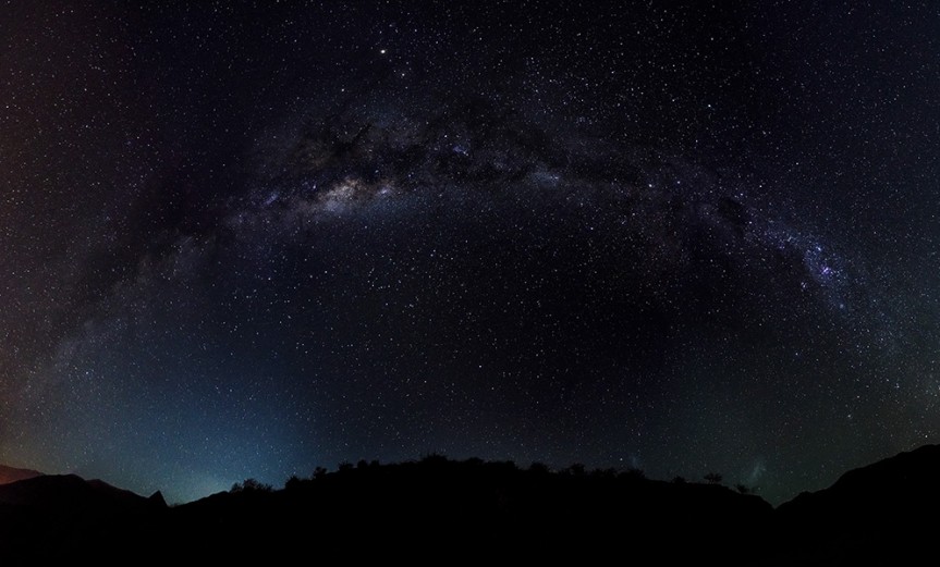 "Arcoíris Nocturno", por Matías Rodríguez. Es una portada de la Vía Láctea sobre el Valle del Elqui en la Ruta Antakari. La tomó con una cámara Nikon d7000 18 mm 12x f3,5/15s/ISO 4000. La imagen es la composición total de una suma de 12 fotos.