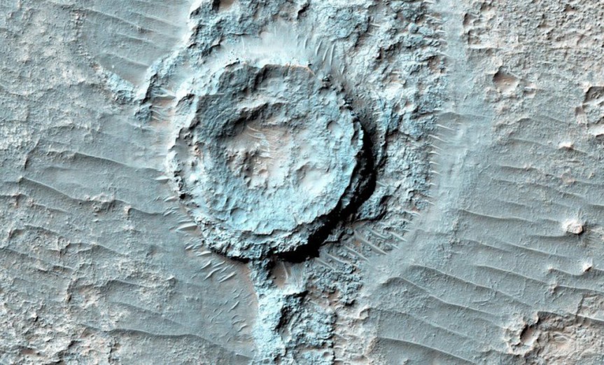 Esta es la imagen de un cráter invertido. Según la NASA, una vez que hizo impacto en Marte, empezó a llenarse con sedimentos que se endurecieron e hicieron más resistentes a la erosión del paisaje alrededor.