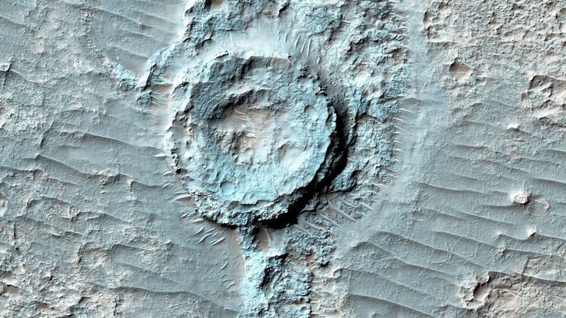 Esta es la imagen de un cráter invertido. Según la NASA, una vez que hizo impacto en Marte, empezó a llenarse con sedimentos que se endurecieron e hicieron más resistentes a la erosión del paisaje alrededor.
