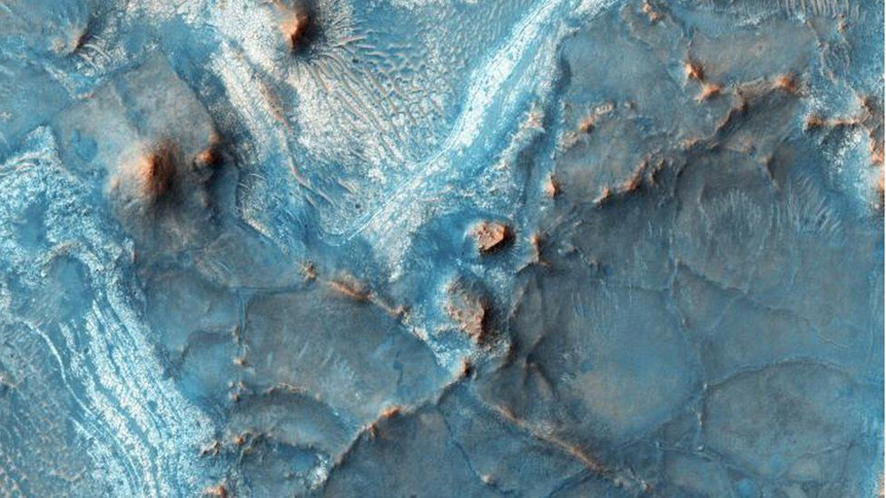Esta es la región de Nili Fossae, y es la más colorida de Marte. Según los expertos, en la mayor parte del planeta el pasaje está dominado por polvo y regolito (materiales no consolidados), pero aquí la piedra está más expuesta.