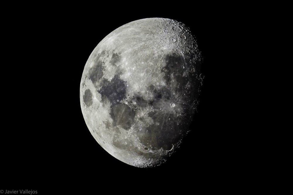 Luna Creciente. Datos de la foto: Telescopio Celestron c10, Montura ecuatorial Celesron cg5-gt, Cámara Cnon D-1200, Tiempo de exposicion 1/200 seg, ISO: 200, Procesamiento: Adobe Photoshop, Lightroom CC 2015