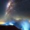 La siguiente imagen fue tomada en el complejo de volcanes Kawah Ijen justo antes del amanecer y en ella los cráteres parecen emitir ríos de una luz azul del sulfuro que se quema.