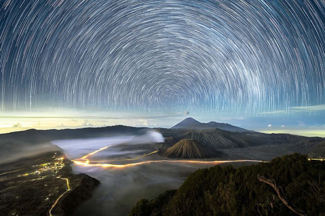 Cientos de estrellas parecen girar en el cielo, sobre el volcán activo Monte Bromo, en el este de Java, Indonesia.