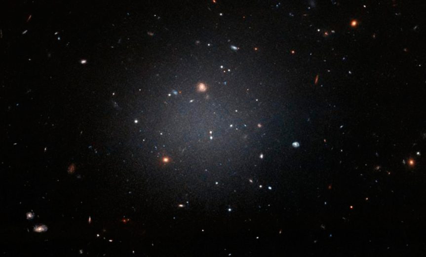 Galaxia-difusa-NGC-1052-DF2-sin-materia-oscura