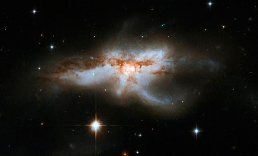 dos-agujeros-negros-galaxia-mariposa