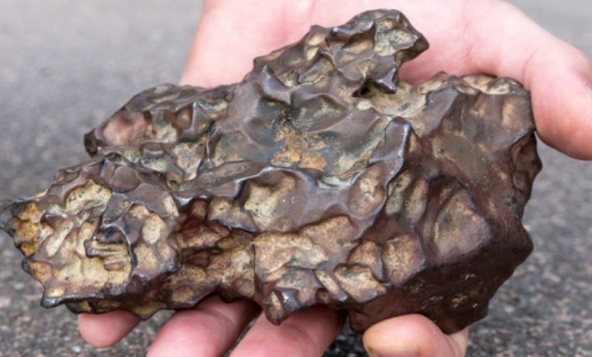 cuantos kilos de meteorito caen en la tierra
